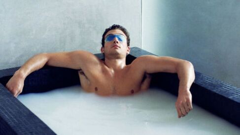 Assunzione del bagno con soda per aumentare un membro