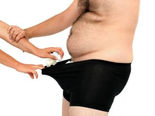 Il pene piccolo di un uomo