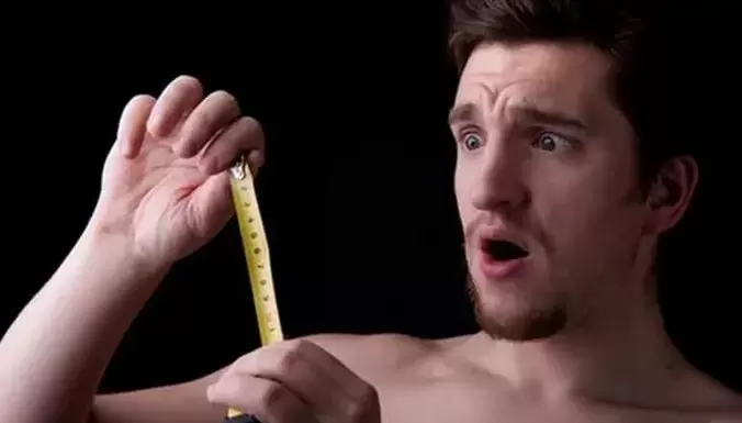 Uomo che misura il suo pene prima dell'ingrandimento