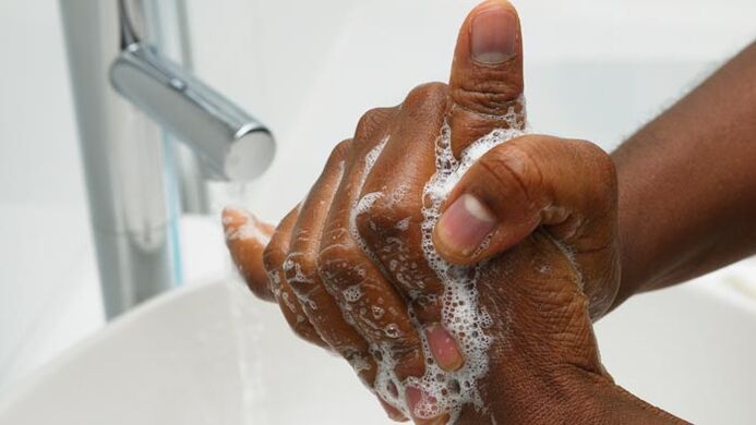 Lavarsi le mani prima degli esercizi di ingrandimento del pene