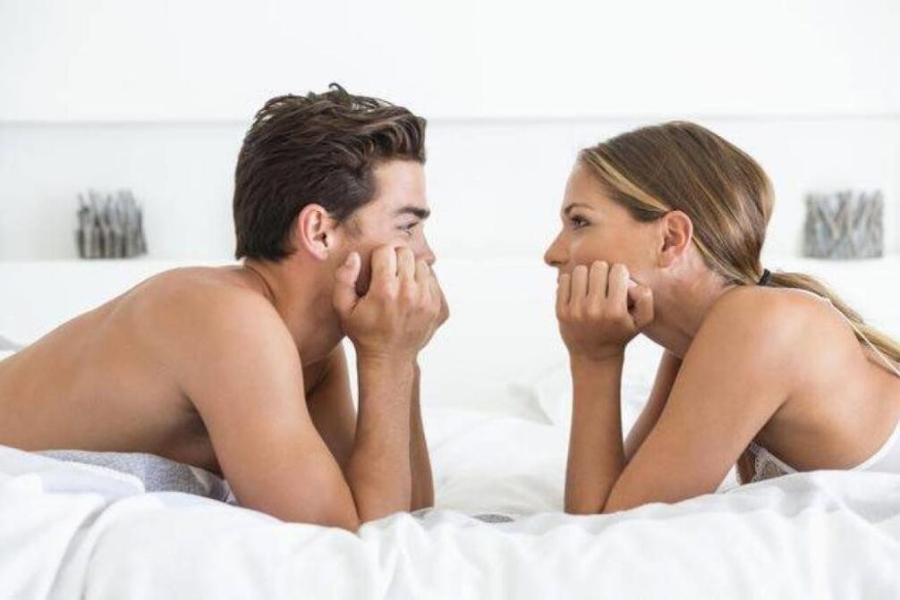 una donna a letto con un uomo con il pene ingrossato