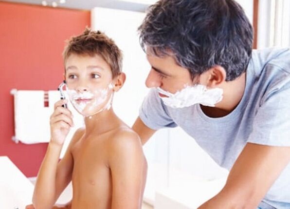 Il padre insegna al bambino a radersi e ad ingrandire il pene