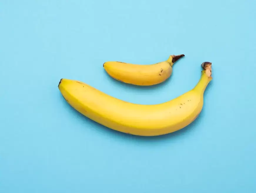 pene piccolo e allargato con pompa sull'esempio delle banane