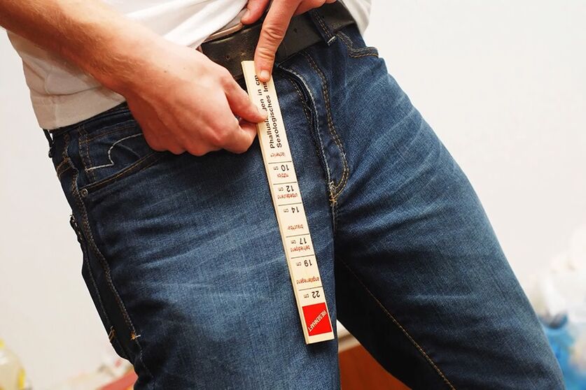L'uomo misura il pene prima dell'ingrandimento